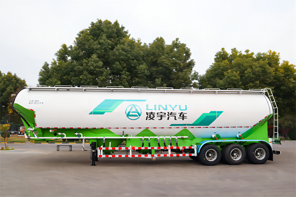 粉粒物料運(yùn)輸車的特點(diǎn)詳解！