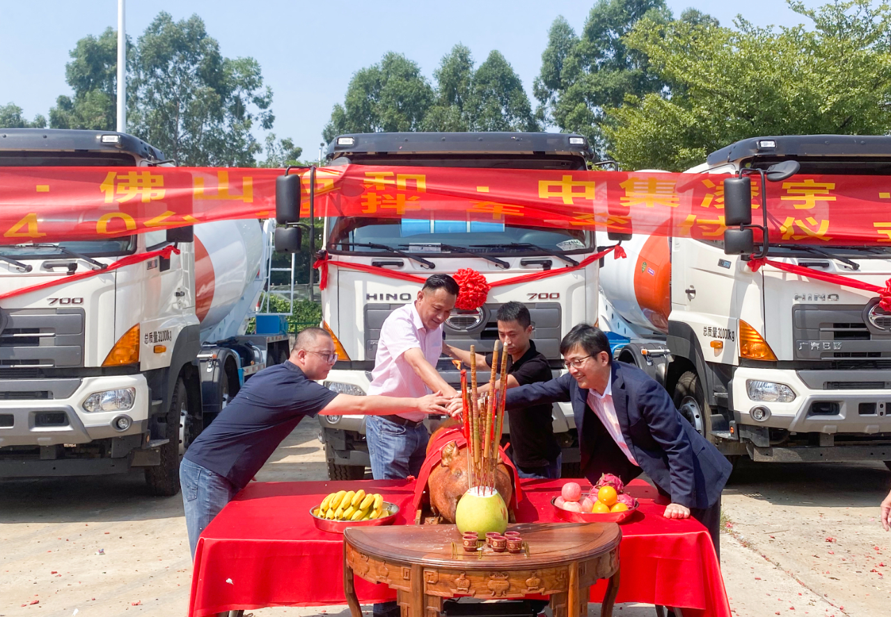 喜氣洋洋共相聚，40臺(tái)凌宇攪拌車(chē)交付大客戶！