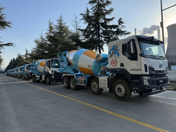 【發(fā)車新聞】再出發(fā)！年年歲歲常相“拌”，“柿柿如意”攪拌車交付時(shí)！