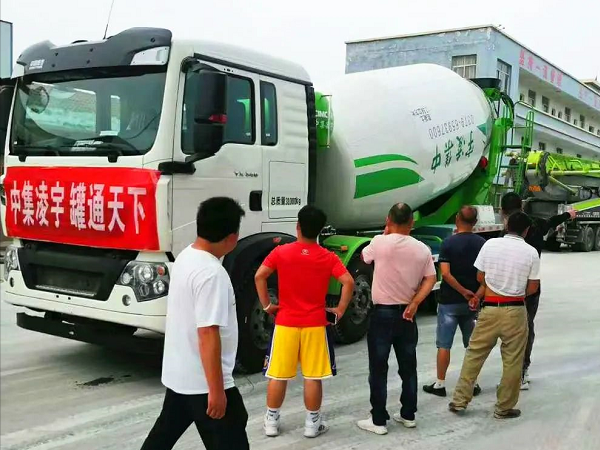 開攤啦！凌宇攪拌車“擺攤兒”湖北，客戶當(dāng)場下單！