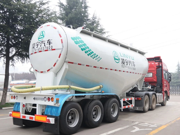 “小白罐”喜迎新搭檔，六大優(yōu)勢帶你揭秘專用牽引車