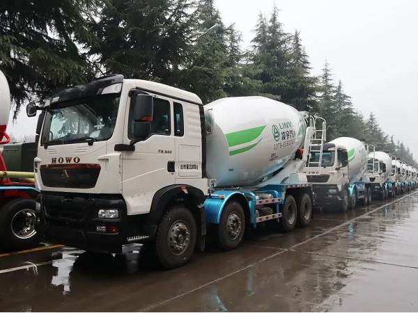 春雨濛濛，氣勢如虹！凌宇攪拌車震撼發(fā)車！