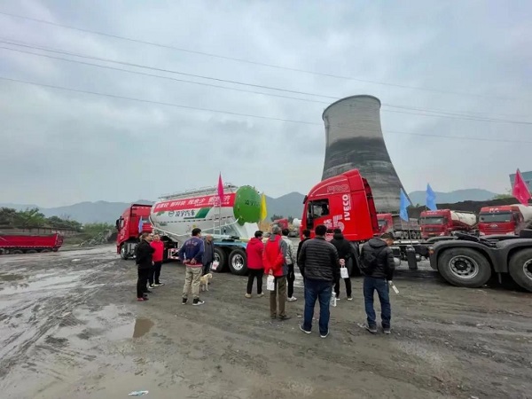 全國巡展丨凌宇2021款粉罐車驚艷亮相，場面火爆……