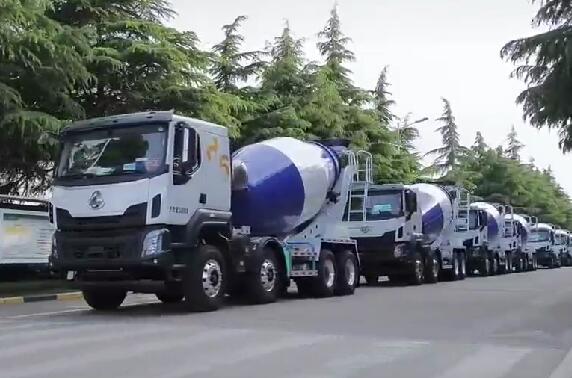 市場如此火爆，一批批新車交付用戶。場面壯觀！