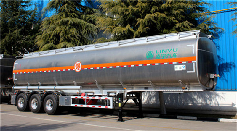 凌宇液罐車頻頻被老客戶點(diǎn)贊，性能獲大眾認(rèn)可